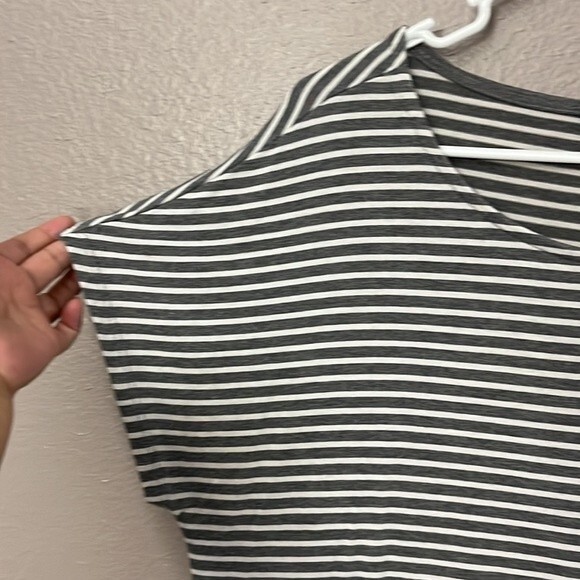 Tahari Women's Grey and White Soft Striped Cap Sleeve Blouse Size Large - Picture 7 of 9